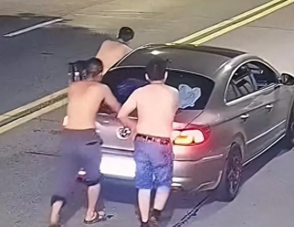 三男子酒后推车回家属酒驾吗官方回应：不算、但有个问题都知道开车不喝酒，喝酒不