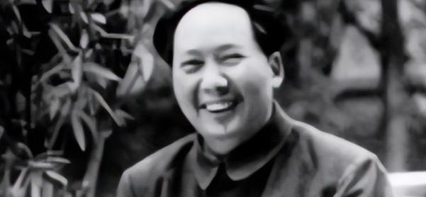 金日成送来24箱苹果给毛主席，主席让拿给警卫团享用。当大家打开箱子一看时，都愣住