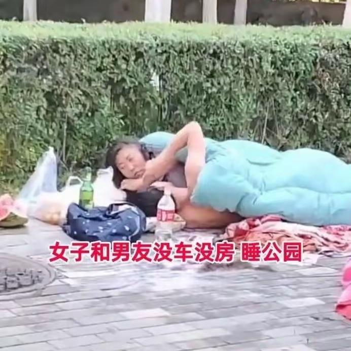 谁能想到，现在还有年轻人要露宿公园，连一张床都成了奢侈品。