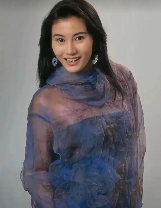 谁懂啊！46岁的河智苑状态简直逆天了！被偶遇的照片流出，瞬间惊艳全网，这哪里像快