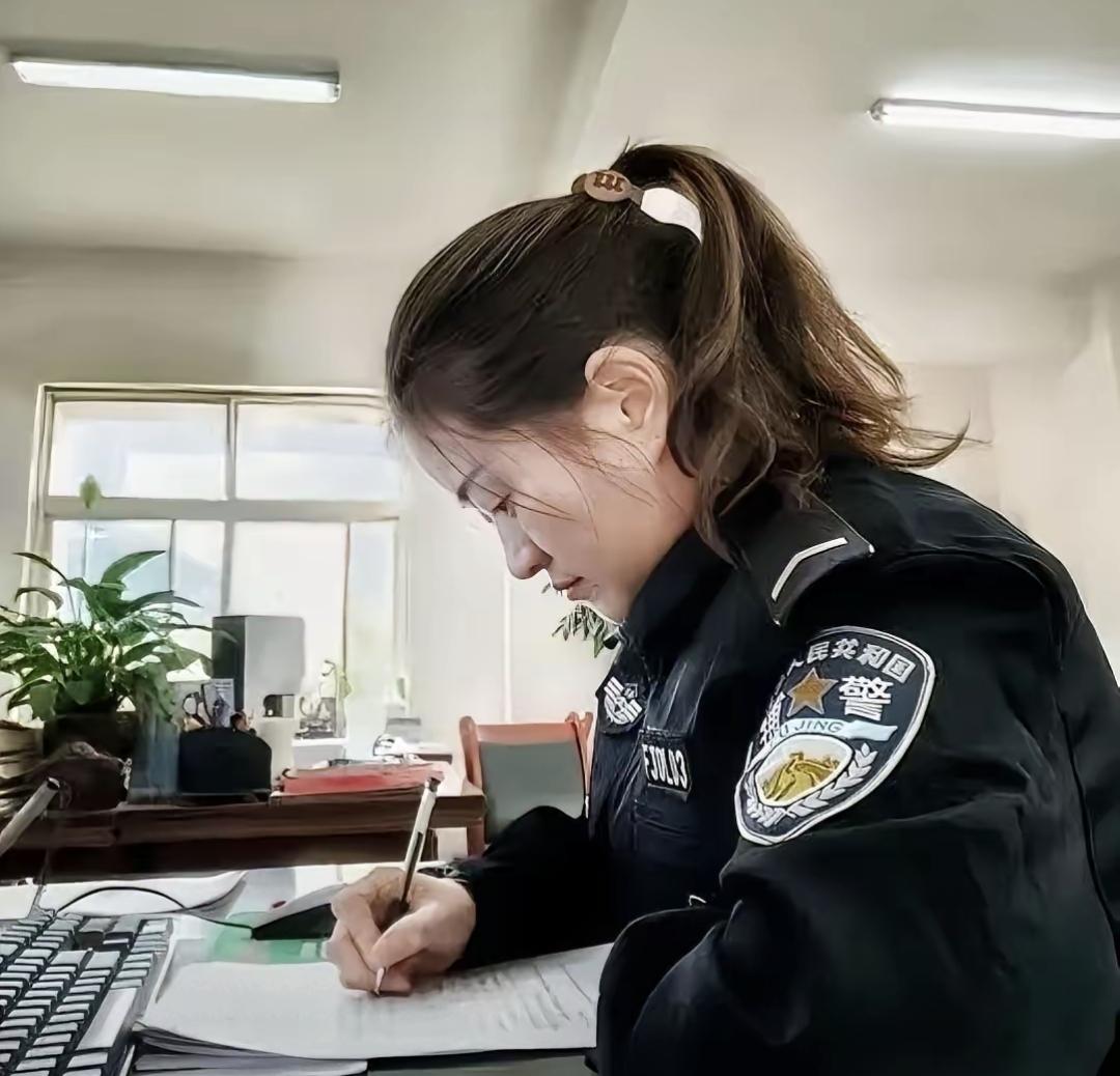 我外甥女今年正式入职交警队当辅警了。一个月两千八，虽然不多，但单位交五险一金，至