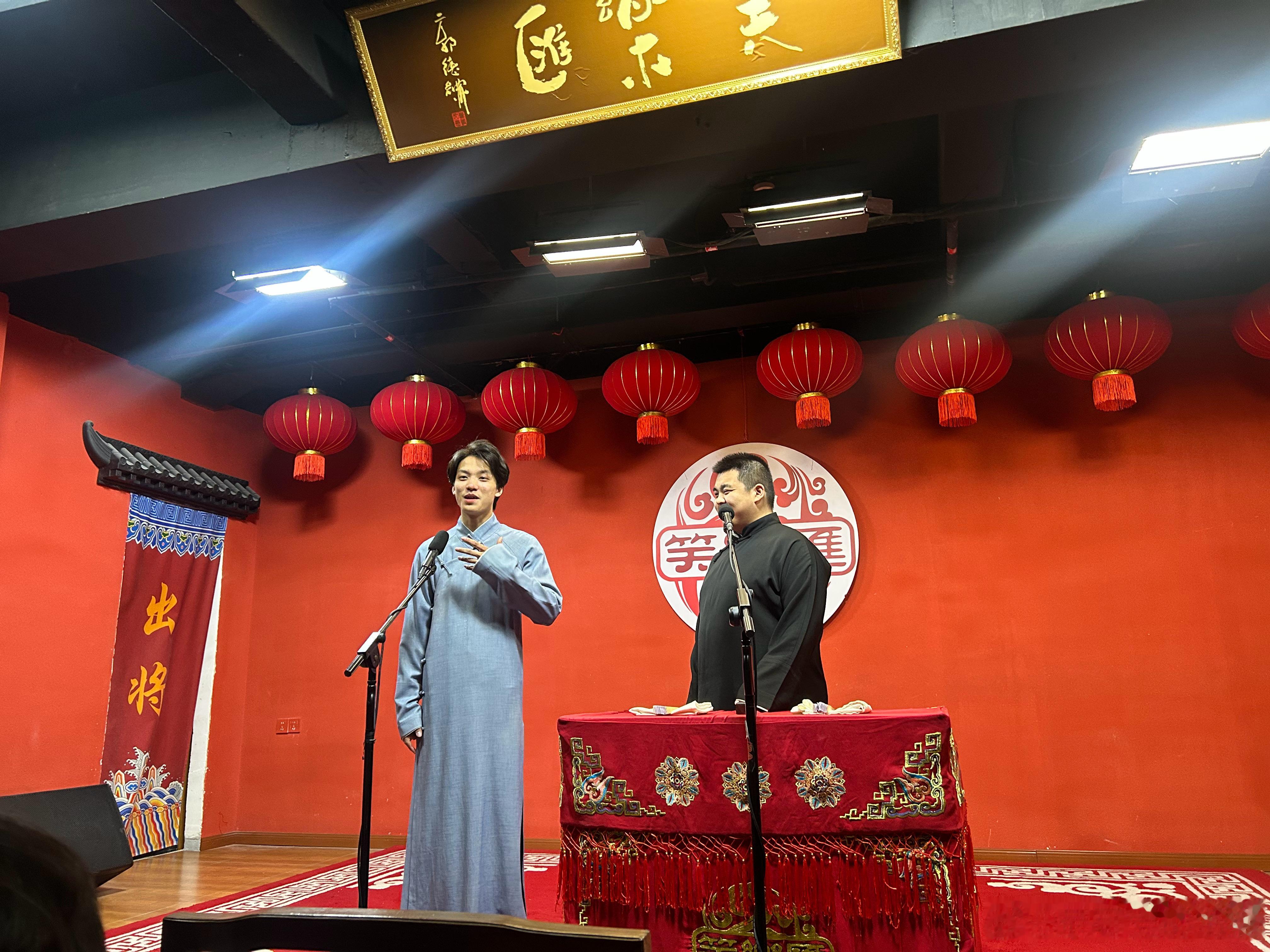 这是第二次去现场听相声了。上一次还是18年在北京天桥剧场，一晃好多年过去了。去的是笑乐汇剧场，郭德纲