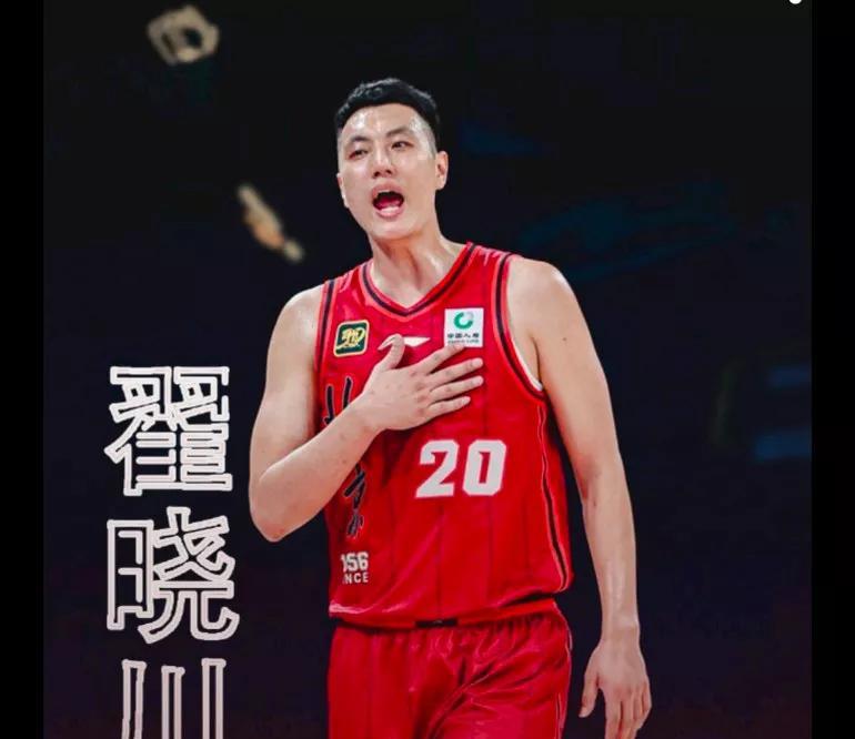 北京北汽两位前国手在CBA总决赛G3赛前，对于北京国安俱乐部近30位球员教练到场