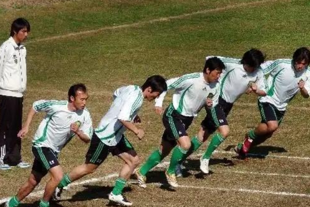 90年代那会儿，中国足球搞了个“12分钟跑”体测，听着简单，实则要命：12分钟内