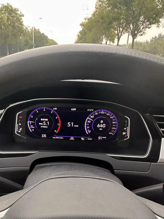 23款迈腾330豪华真实油耗本人上加班通勤25公里，红绿灯12个，大多时速都是