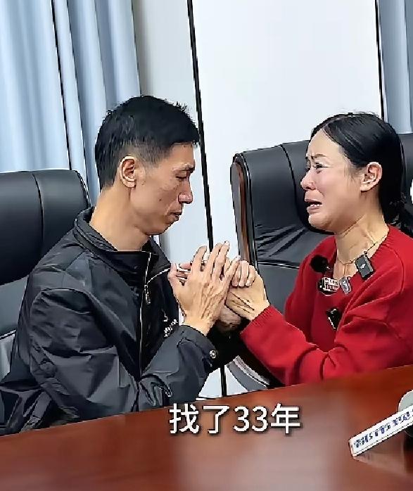 失散33年的李鑫真是遇到大好人了，李鑫是被广东汕头一对夫妇收养，家庭条件很好，养