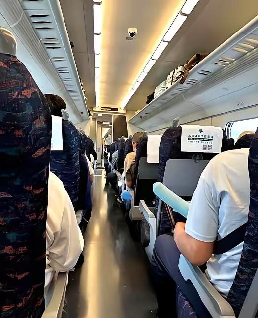 高铁上28寸箱子往行李架上塞，十八九岁姑娘拍32岁张先生肩膀：“帮我抬上去。”连
