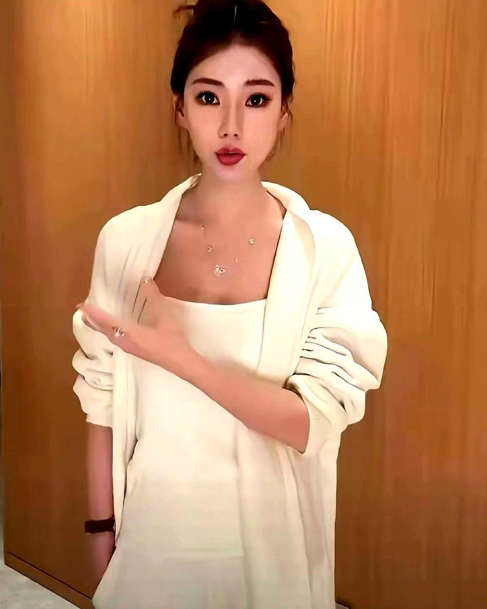 孩子不回北京，马筱梅一句“先顾情绪”把汪小菲的暑假团聚计划直接按下暂停键。镜头