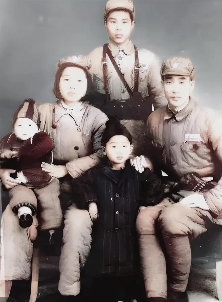 这是一张50年代解放军的全家福，夫妻俩都是军人，共同养育了一双儿女，堪称完美、幸