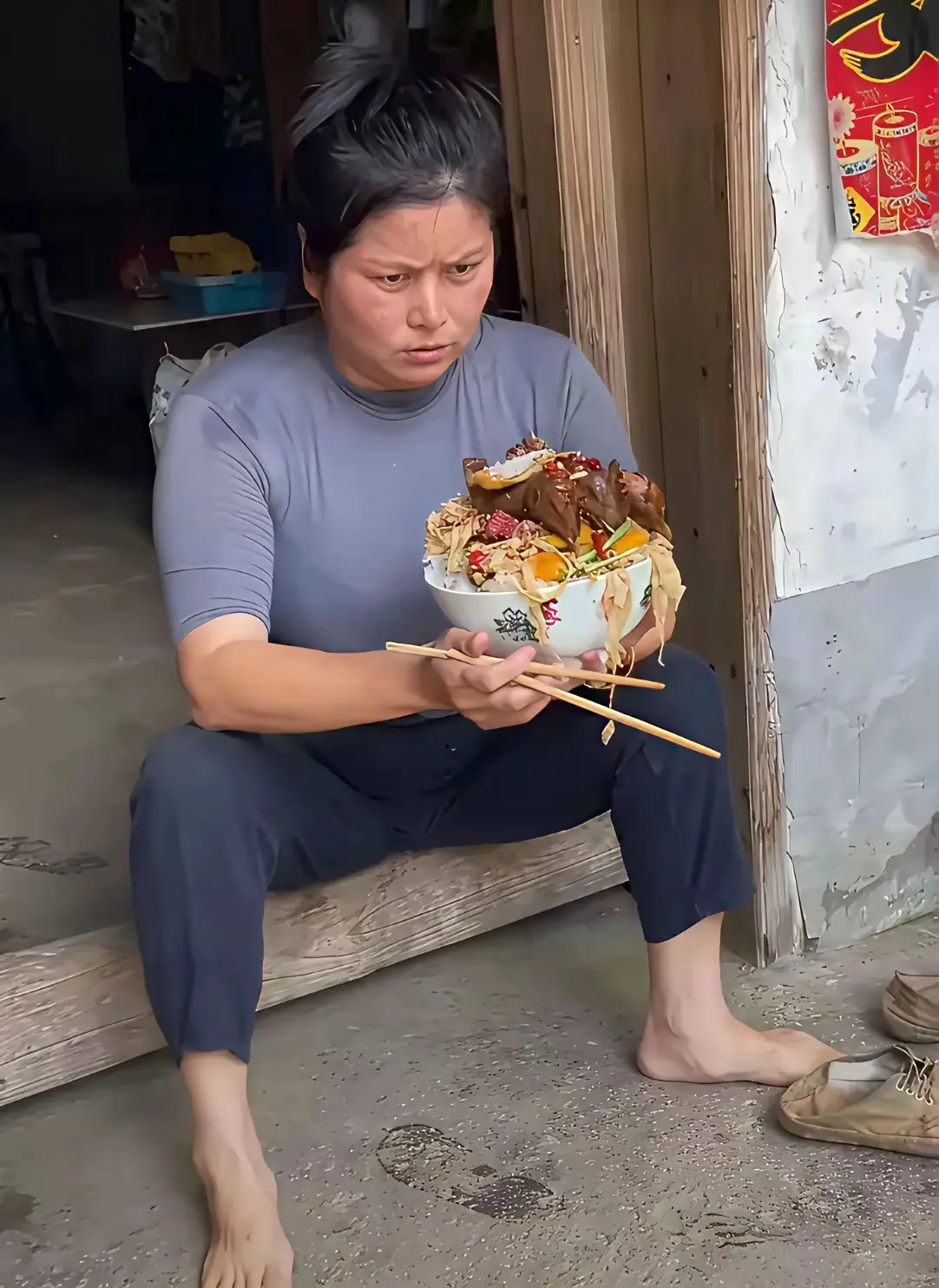 这大姐饭量也太大了吧，这每天应该干了很多的体力活，这就算是个成年男人也吃不了这么