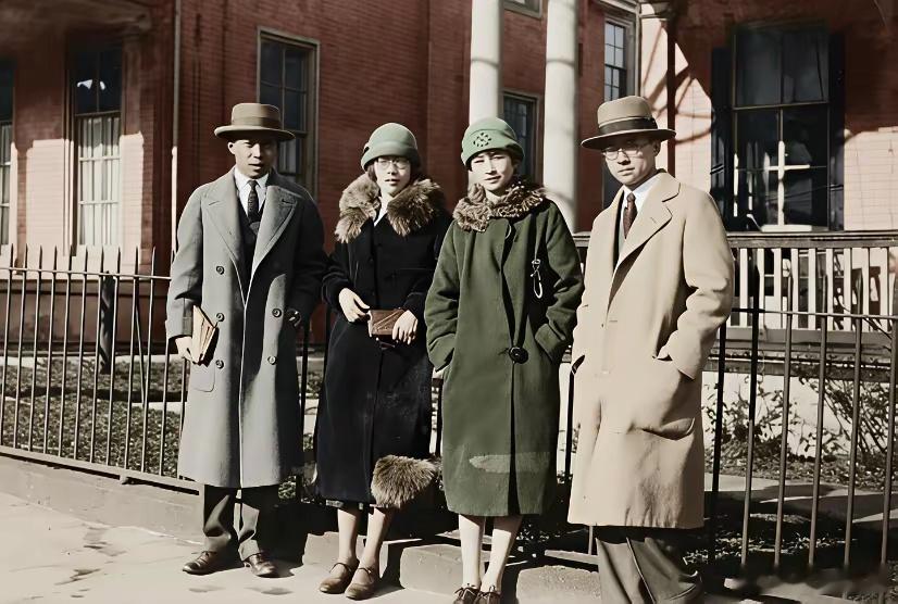 这是林徽因、梁思成在美国留学期间的合影。画面右二是林徽因，右一是梁思成，左侧两位