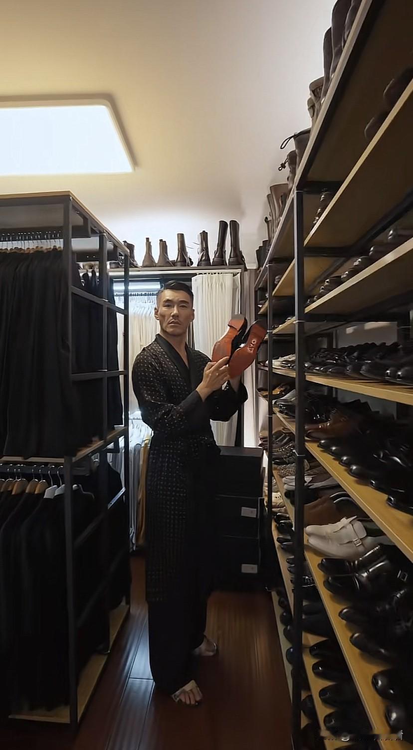 胡兵一个男人衣服比女人都多,男人的衣服除了西装衬衣基本也就那几样,没想到他能积攒
