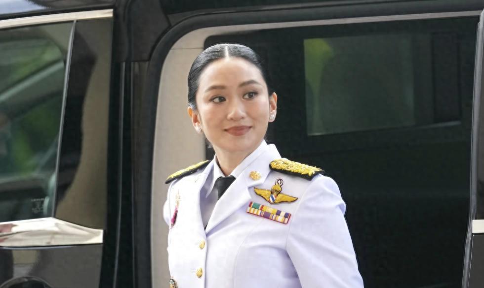 🌛老辣的洪森最终还是算漏了一步，佩通坦宣誓就职，泰国的表现没让中方失望。受