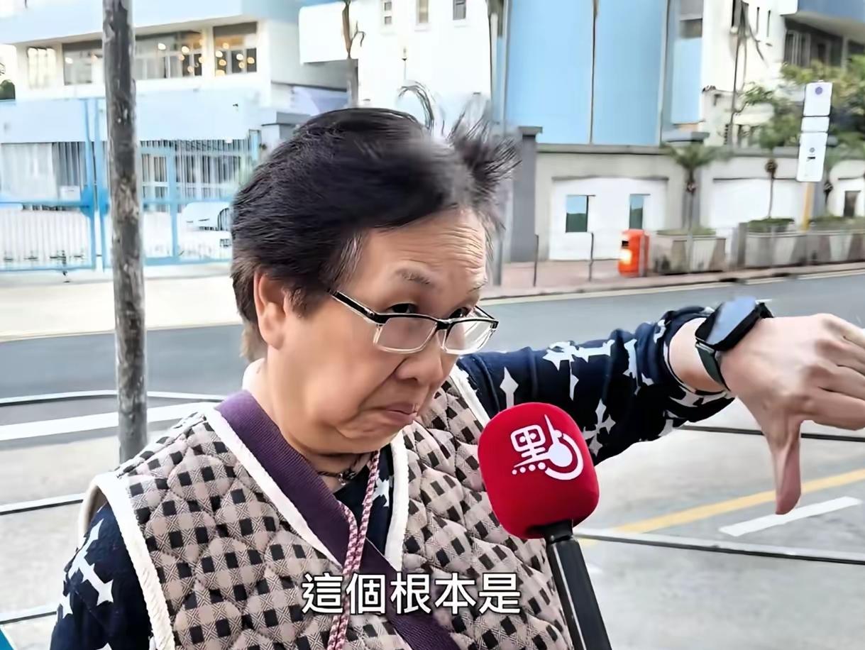 香港街头那个白发阿婆，这回真是给所谓的“精英”们上了一课！老太太头发都白得