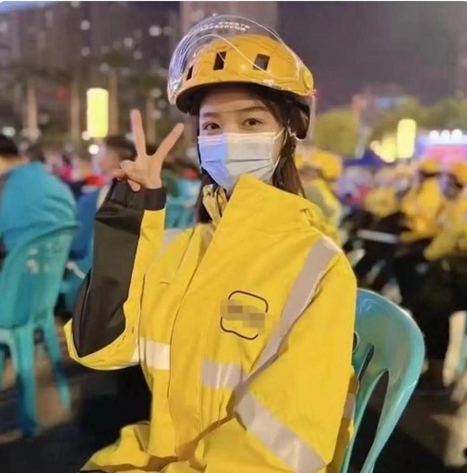 遇到无耻下流的男顾客就该下手狠一点，上海这个外卖送餐的小姐姐干得漂亮。事情简