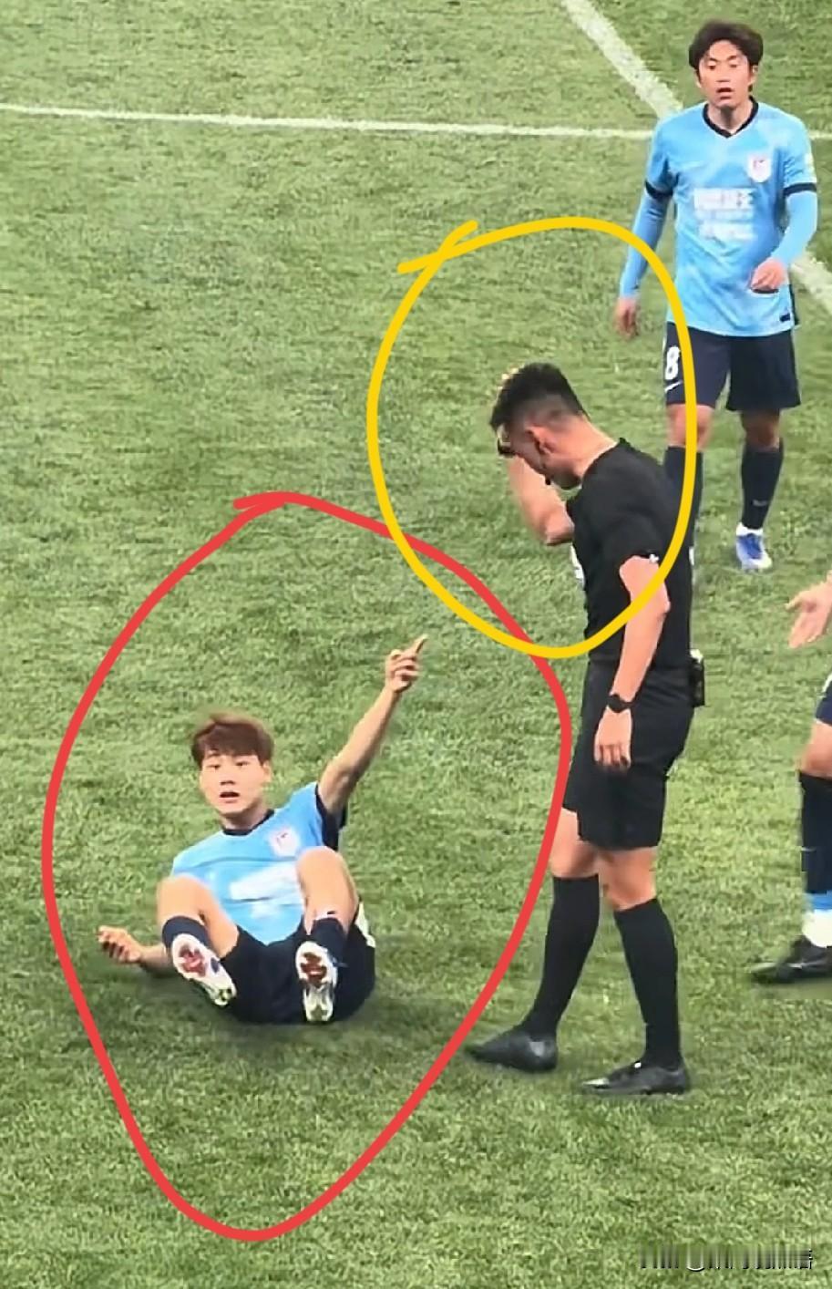 我宣布！毛伟杰才是真正的狠人。不信你看——中超第八轮，队友都在跟裁判杜建鑫理