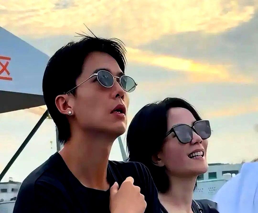 当年那桩“李亚鹏带两个女儿坐同趟航班”的旧事里，藏着个极度刺眼的画面。亲闺女李嫣在头等舱的宽大座椅里