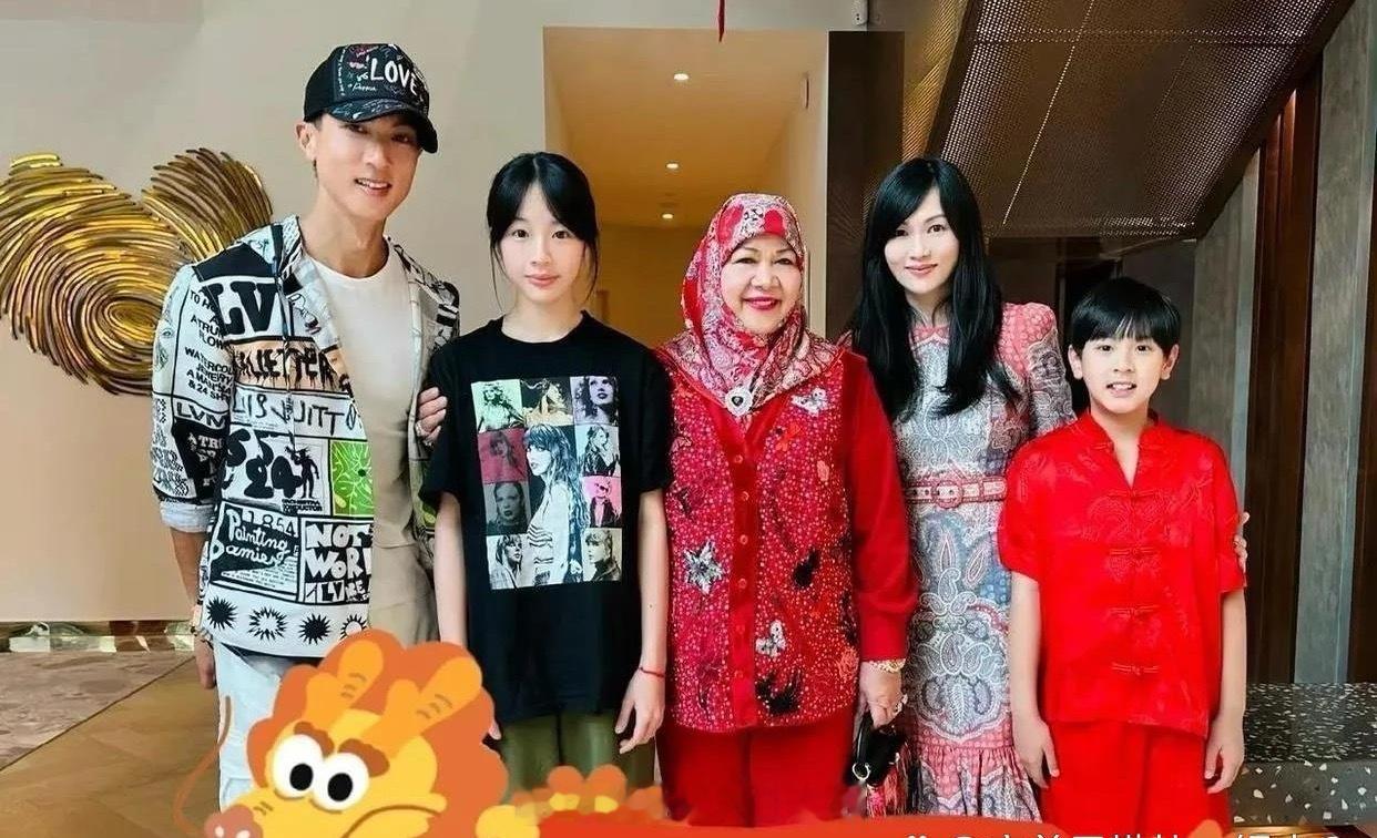 站在吴尊一家中间的，原来是文莱的皇妃，吴尊家在文莱很有钱，但是林丽莹家也很牛，她