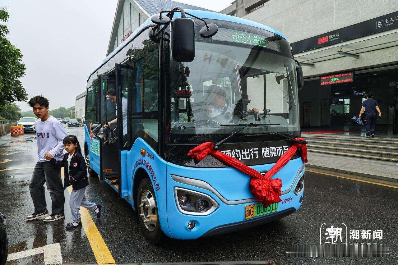 谁能想到，打车软件里居然能约一整辆公交上门接人？三块钱就能家门口直达目的地，没