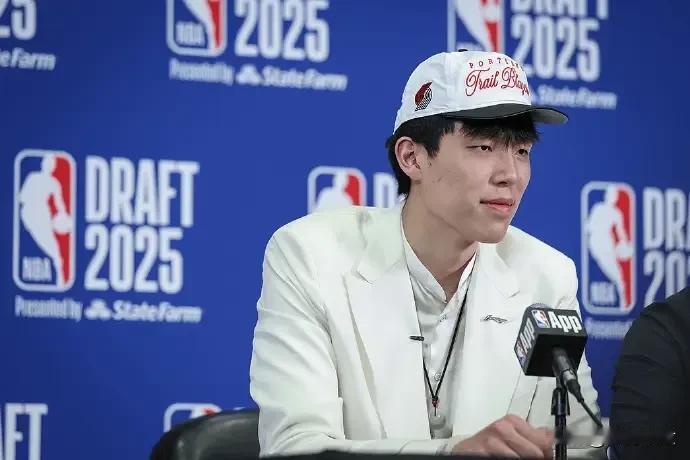 杨瀚森这是妥妥的“幸运儿”呀！今年选秀大会，开拓者在首轮第16顺位选中了他，他成