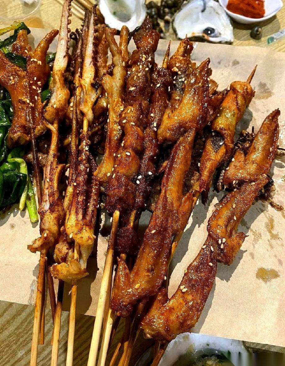 我活得像一只被圈养的金丝雀，羽毛都得是他喜欢的颜色，唱的歌也得是他钦点的调调。