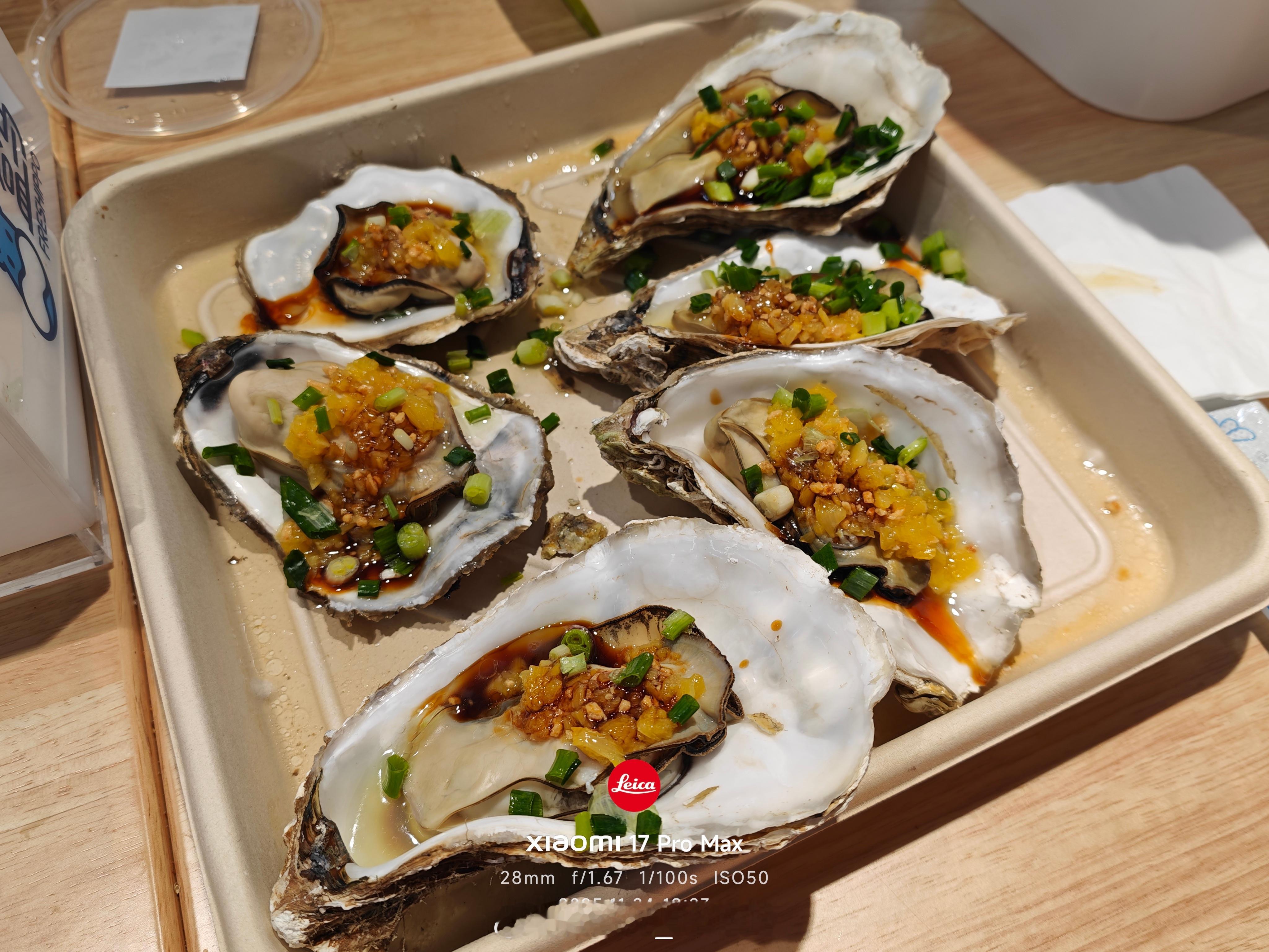 今晚就在盒马吃了：六个生蚝、鱿鱼串+羊肉串、再来一份无糖酸奶，热量控制的极好哈。