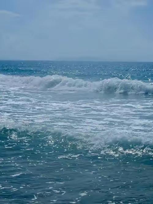 大海之所以是咸的，不是因为海洋生物，也不是因为海底盐矿，更不是海水自生的，而是高