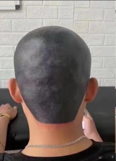 把头纹成这个样子，真是够奇葩的了，即便是非常好的头发，经过这么一纹之后，恐怕对头