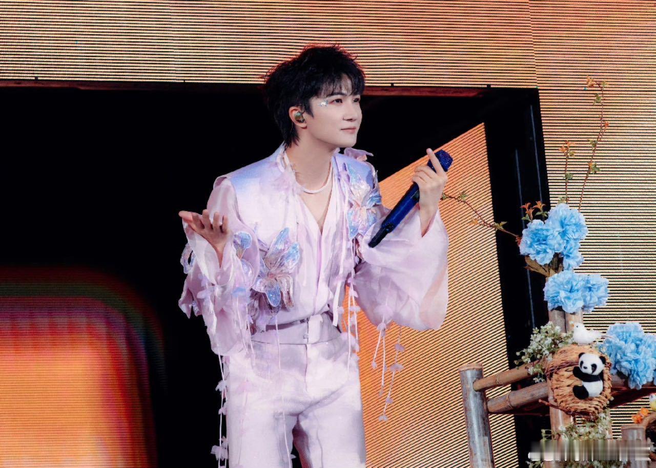 周深把可爱刻进DNA！合肥演唱会上聊美食、跟粉丝热互动，还不忘扇脸+掐自己确认现