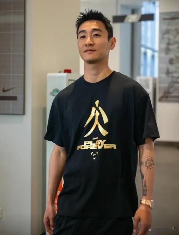 中国男足巨星韦世豪真是太偏爱C罗了！今天韦世豪特意更新社媒，为自己的偶像葡萄牙巨