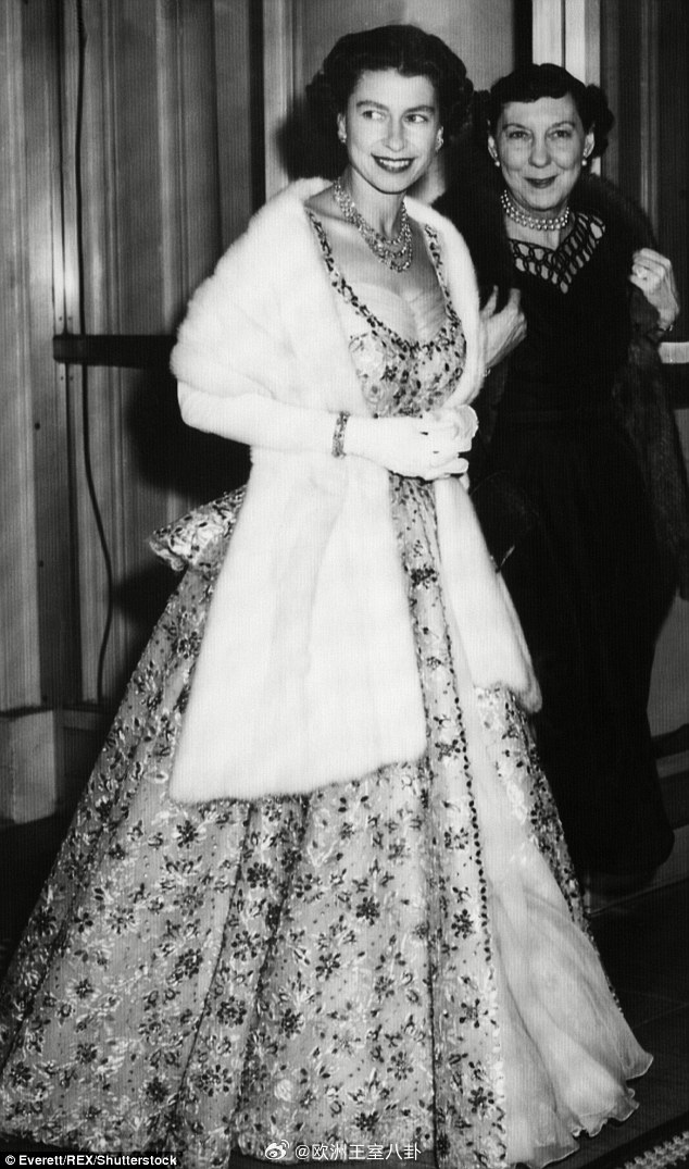 时尚属于已故英女王伊丽莎白二世的绿色吊带礼服，由她早年的御用裁缝Norman