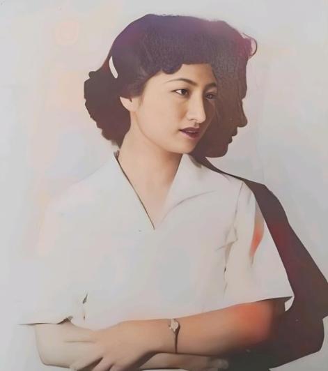 1949年，国民党美女特工张春莲，为了保命，隐姓埋名嫁给农民，30年生下8个孩子