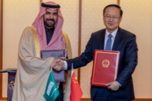 美国欠中国的钱不还，中国居然将美债“转手”卖给沙特，沙特用人民币结算，直接抵债！