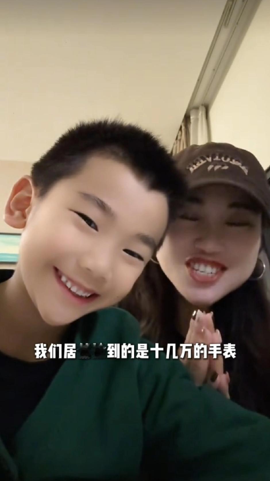 5月1日，湖北武汉，小一个小男孩在饭店捡到一块价值十几万的绿水鬼手表，当场跟着妈