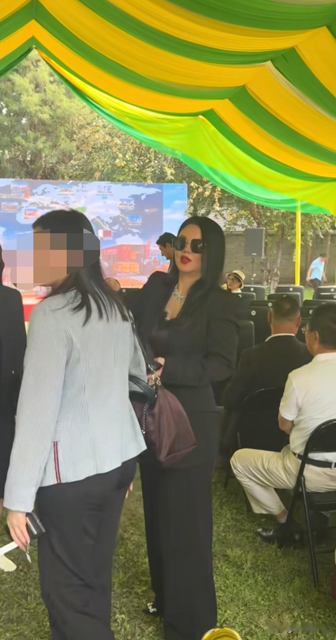 近日，李湘现身北京参加线下商务活动。50岁的她身穿黑色西装套裙，脚踩黑色高跟鞋，