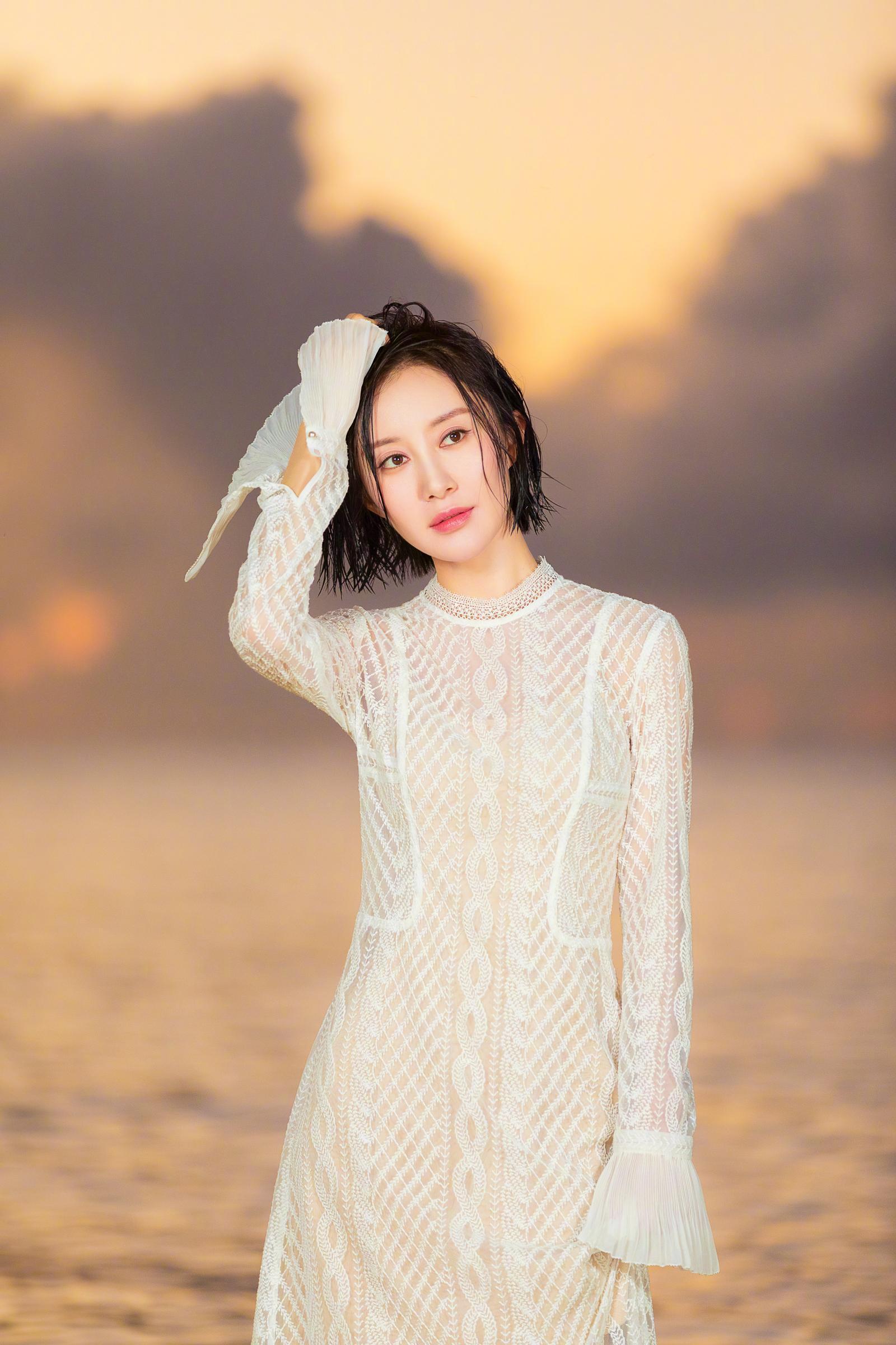 舒畅：短发清爽，白裙倩影，娇美动人​​​