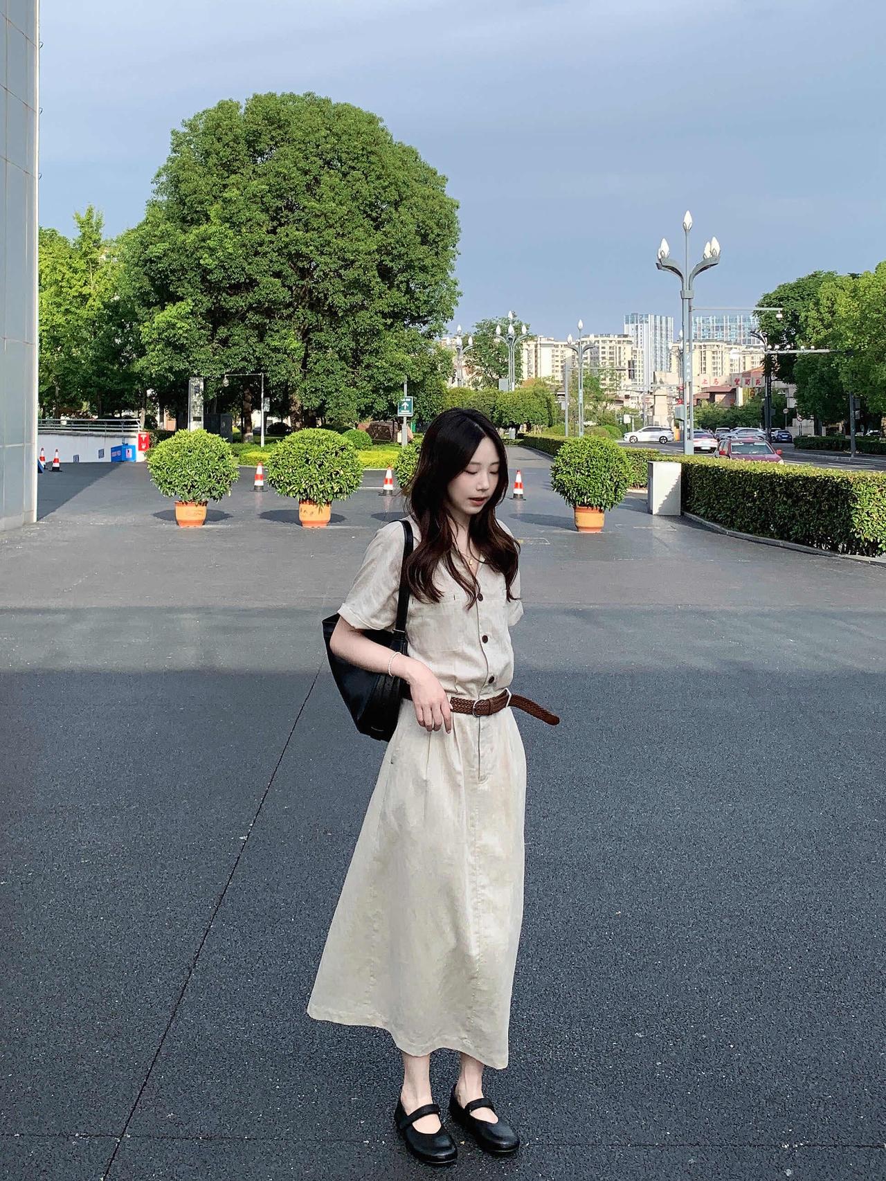 建议大家多穿衬衫裙，真的很提气质！浅亚麻色短袖衬衫裙自带松弛氛围感，翻领排扣简
