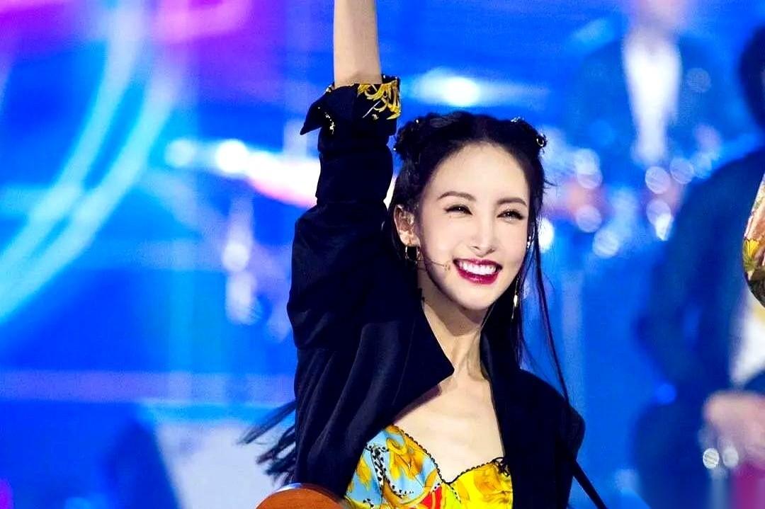 金晨的这一手，堪称教科书。前一天，手机一亮，全是骂她的。往下刷，一条比一条扎心