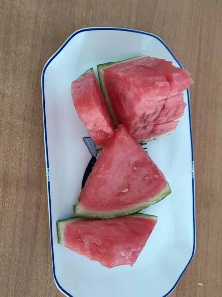 你觉得夏天最不能缺少的水果是什么夏天最不能缺少的水果是西瓜，西瓜水分多，解渴，避