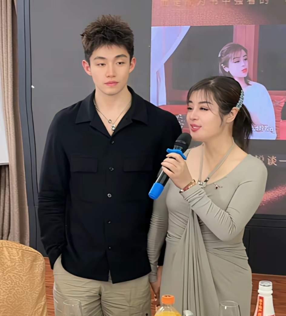 任任对罗兰多的评价就6个字：人至贱则无敌！最近，任任开始复盘他和于文红的感情