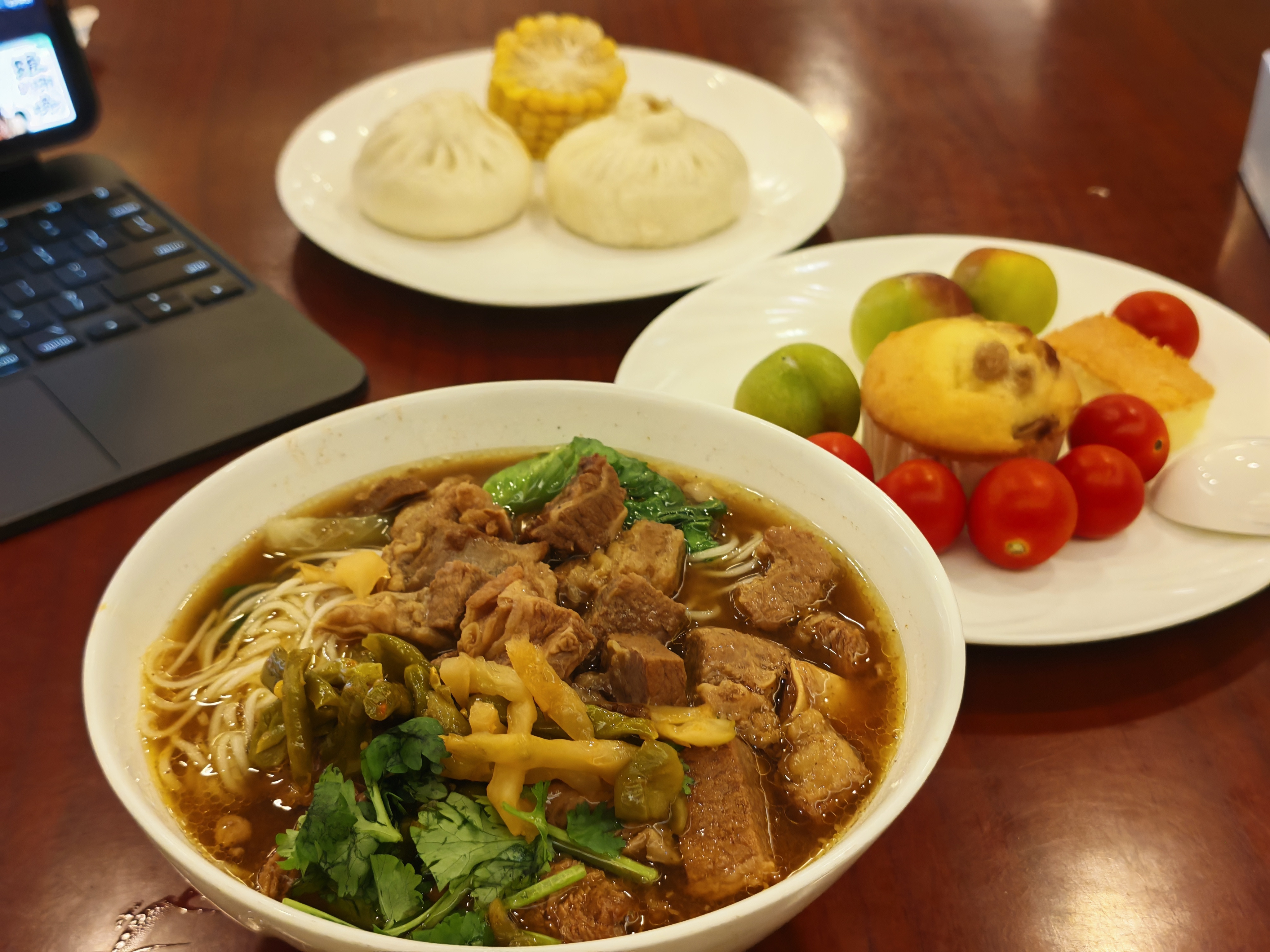 整碗牛肉面，垫垫！希望飞机不要晚点！[捂脸哭]​​​