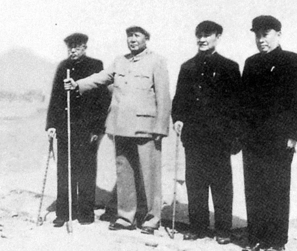 毛主席三见表兄王季范。1950年9月22日下午，王季范被接到中南海与毛主席会晤
