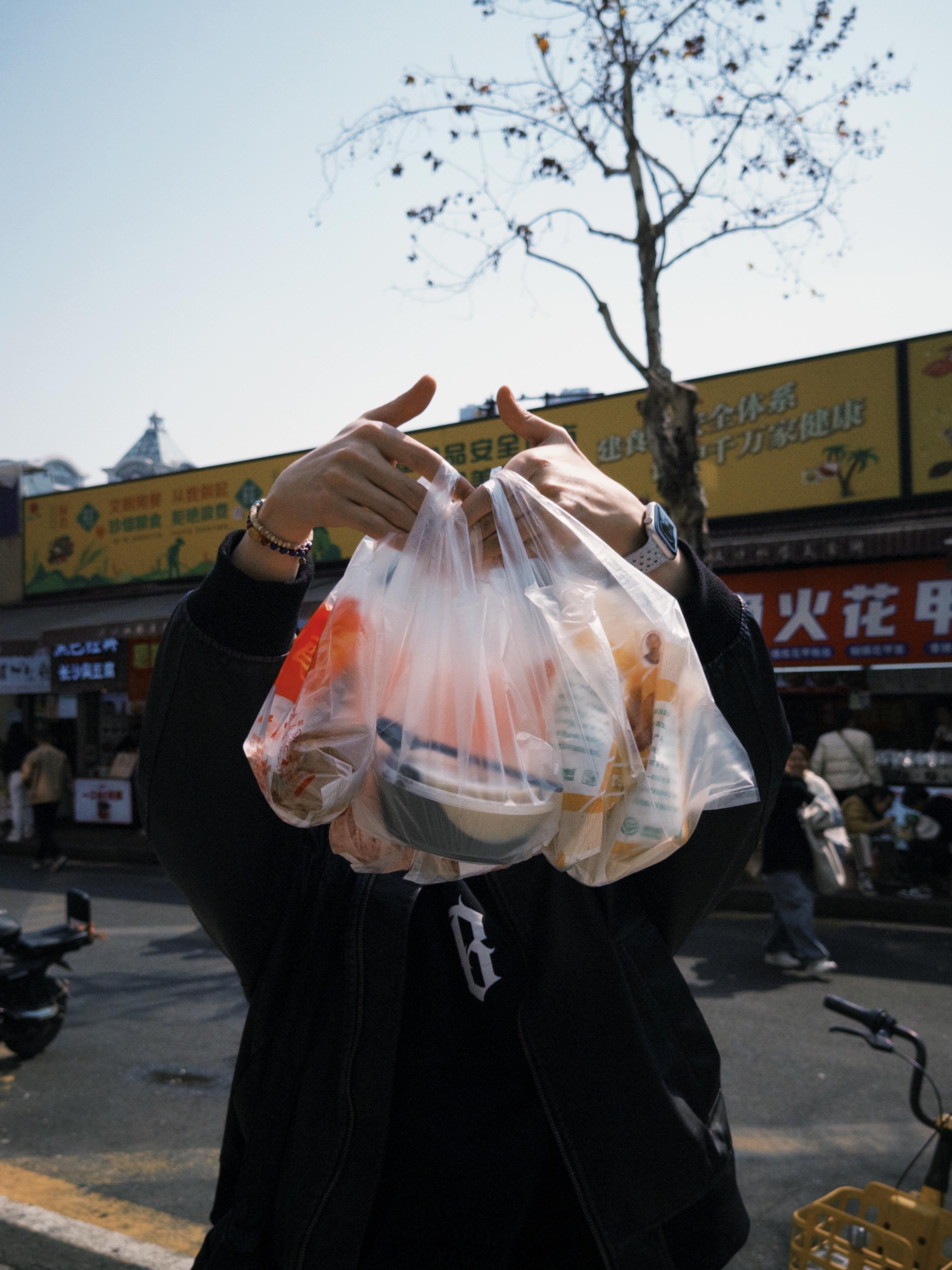 来水塔街啦！图3竟然叫酥饺哎，刚刚我问老板这个是炸油条嘛[捂脸哭]老板说不是哦～