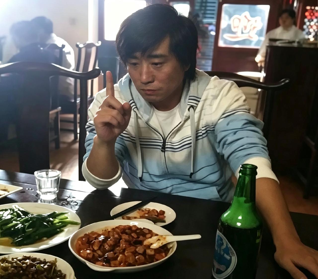 谁还没个在小馆子喝闷酒、比划人生的曾经呢？瞅瞅早年没出名时的于和伟，穿着休闲装，