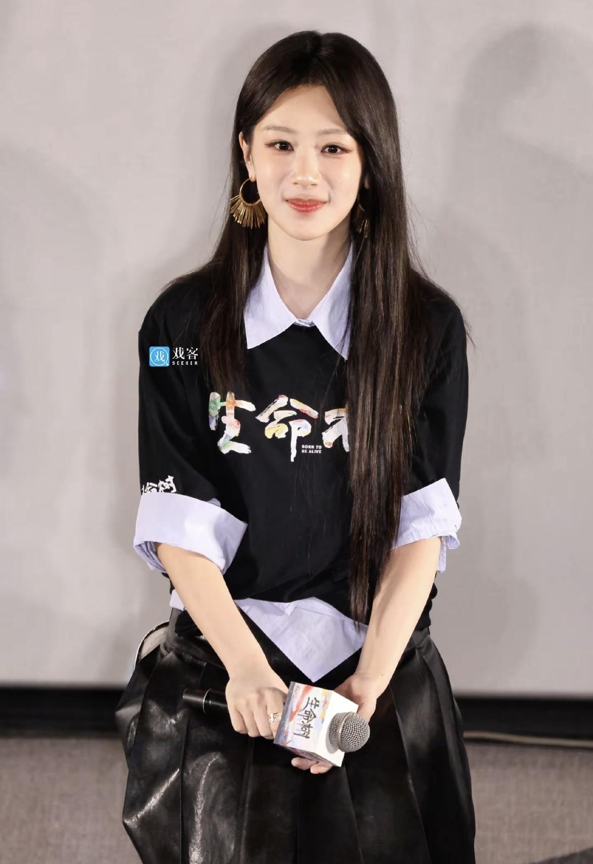 喜欢杨紫的理由很简单，她眼里有光，心里有爱，不管是角色还是本人，都在认真传递温暖