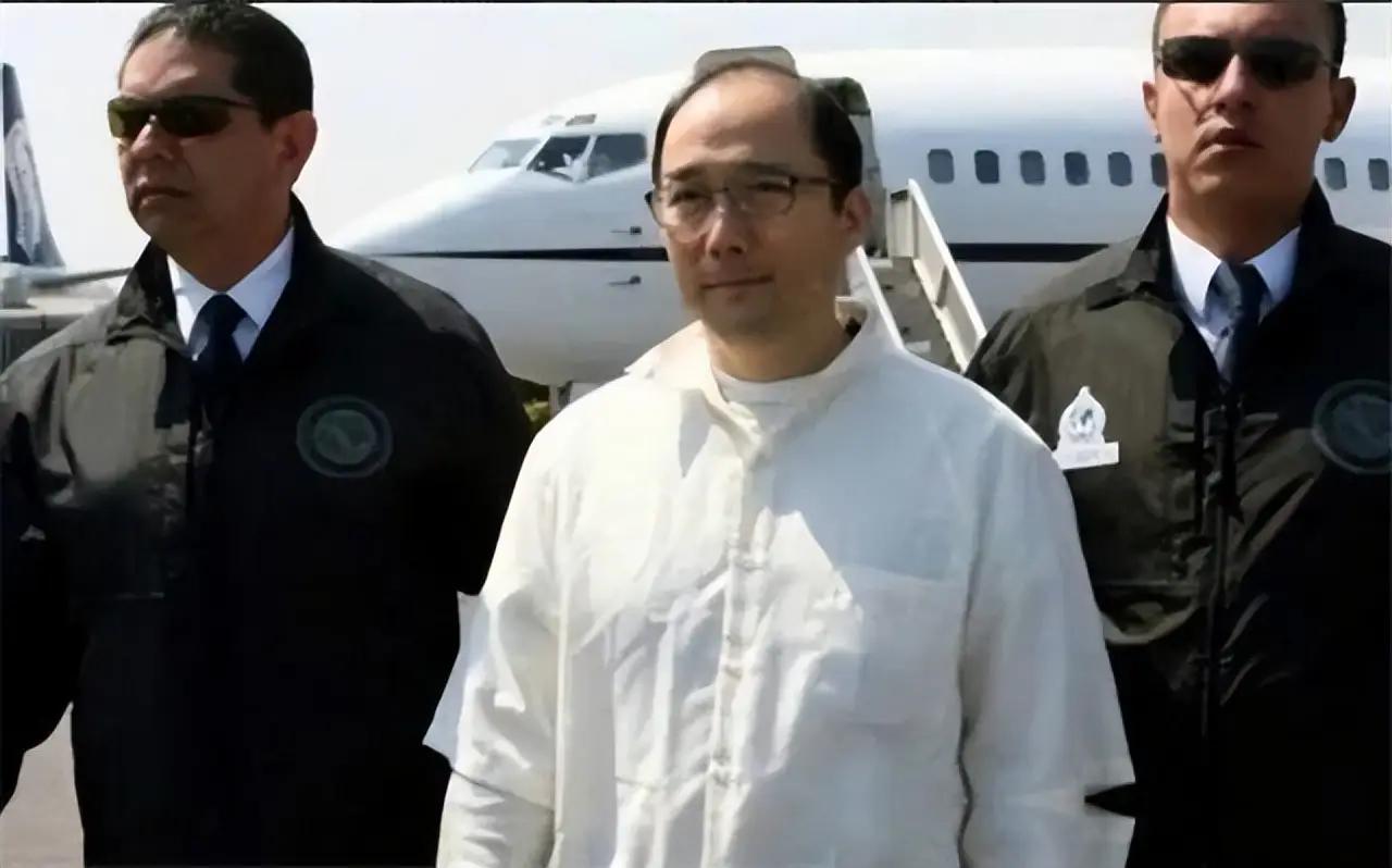 2007年3月，墨西哥警方闯入墨西哥城富人区的一栋豪宅。打开房门的瞬间，就连见过