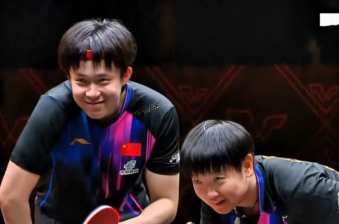 如果把莎头组合这张照片（图一）选做2025体坛最佳合影，估计大家都不会有意见。