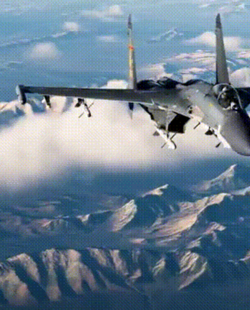 网传一段视频称，一架美国F-15E“攻击鹰”战斗机，在靠近中国边境的地方，“如影