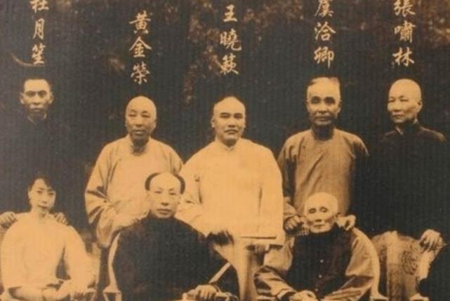 1930年，杜月笙的发妻沈月英，和表哥私会，云雨过后，她含泪嘱咐表哥：你今夜就离