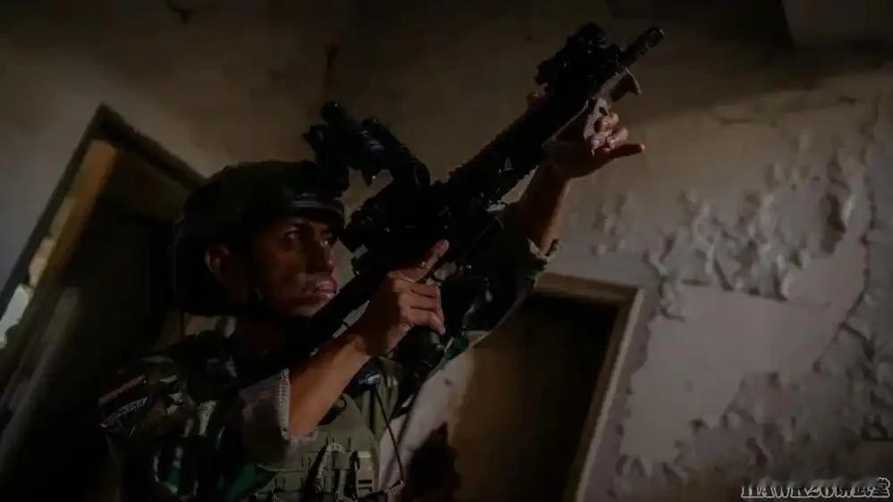 近日网上流传着一则网友制作的，对比美军和解放军街区攻防战演习的小视频很火。这个